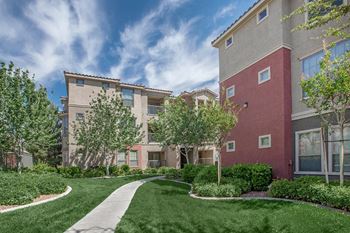Professionally landscaped grounds at sonata apartments
